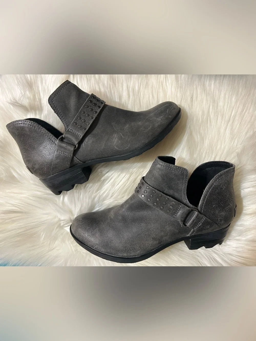 Sorel Lolla II Strap Stud Distressed Boots Size 9
